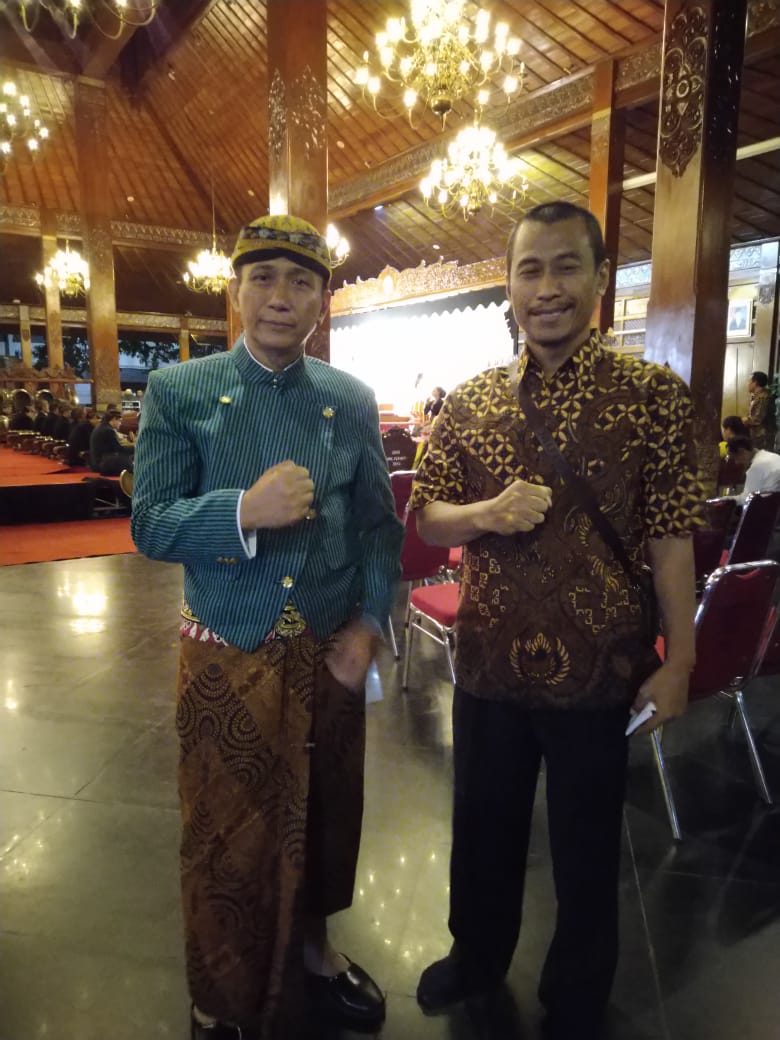 Kegiatan pentas wayang kulit semalam suntuk dengan lakon semar mbangun kayangan dengan dalang Kepala BNN Kota Surakarta.