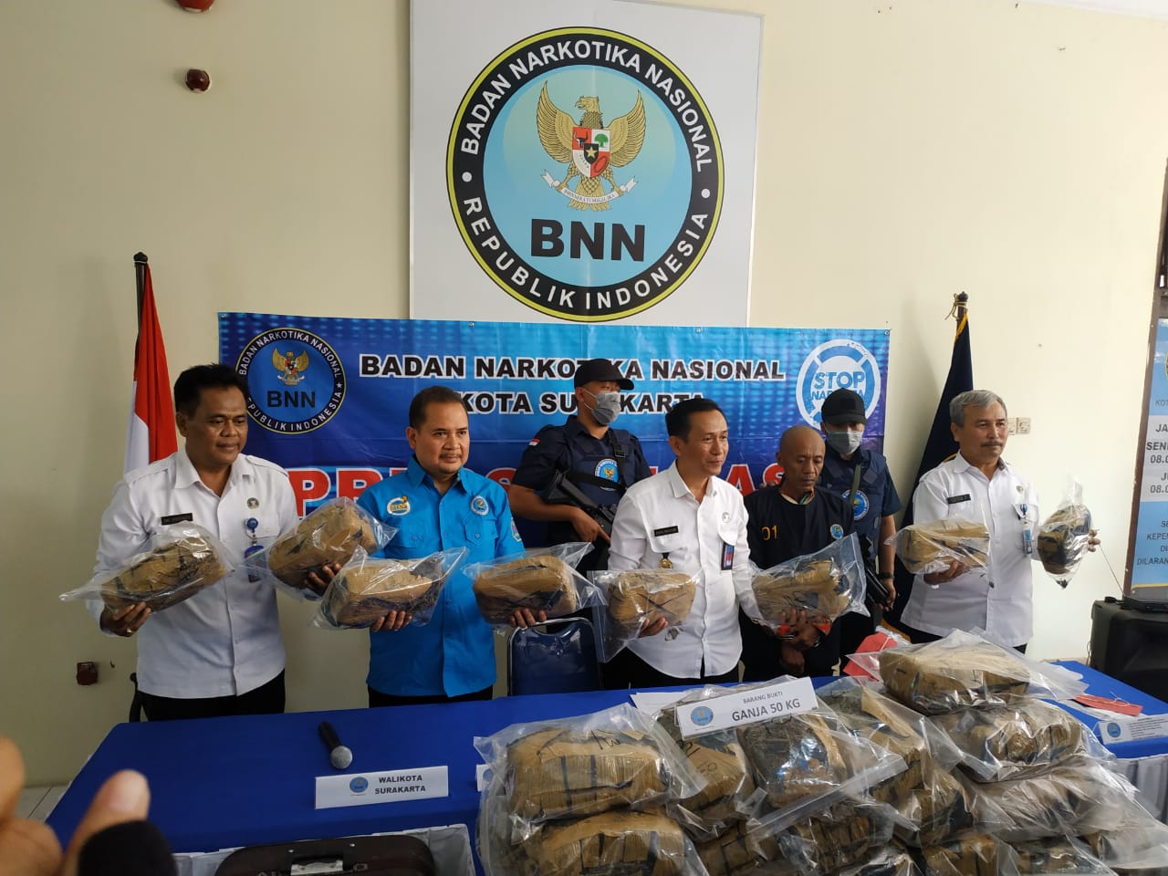 press release penangkapan penyelundupan narkotika jenis ganja seberat 50 kg di gilingan banjarsari Surakarta