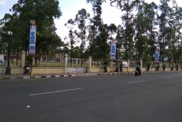 Pemasangan Spanduk Memperingati Hari Anti Narkotika Internasional di Kota Surakarta