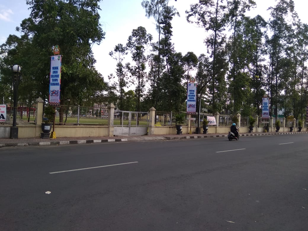 Pemasangan Spanduk Memperingati Hari Anti Narkotika Internasional di Kota Surakarta Pemasangan Spanduk Memperingati Hari Anti Narkotika Internasional di Kota Surakarta