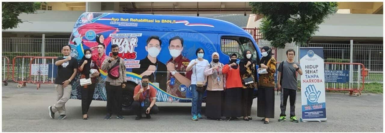 Kampanye #WarOnDrugs dan Pembagian Masker di Stadion Manahan