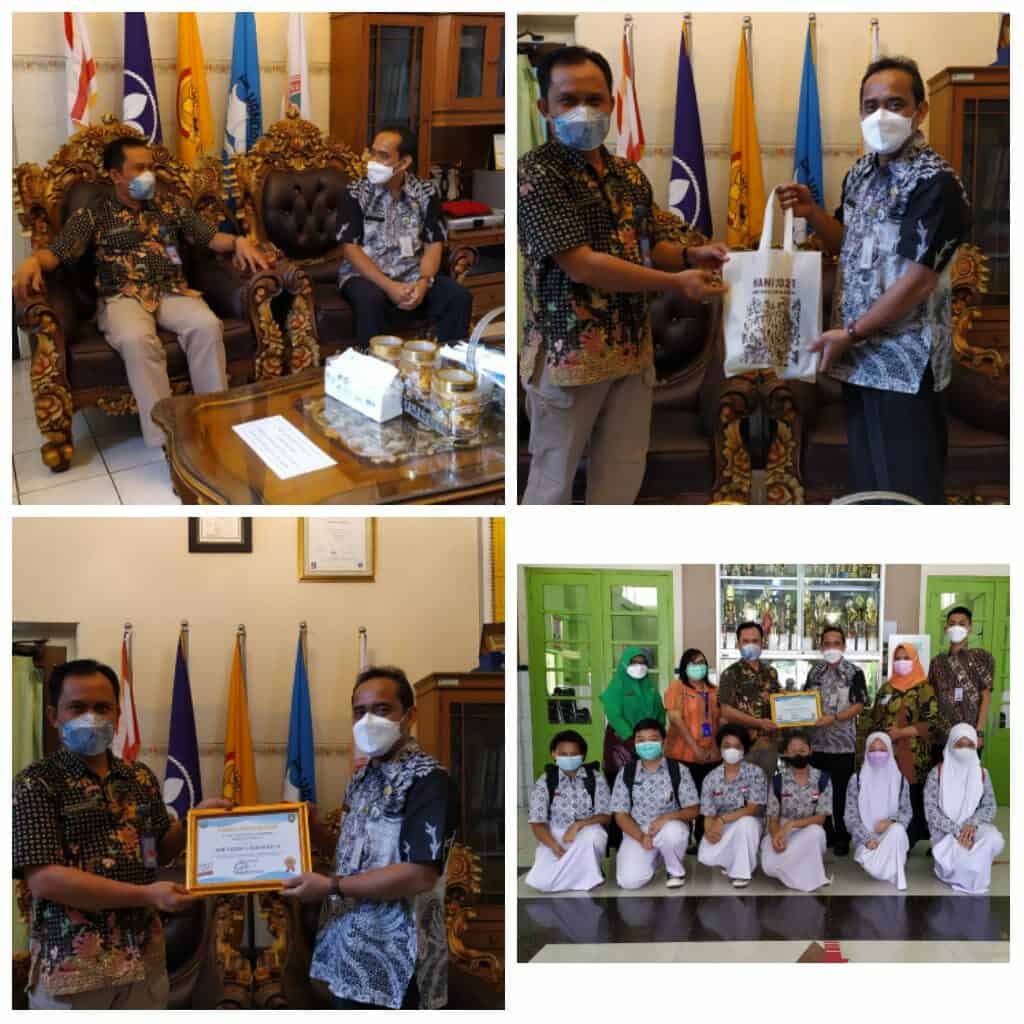 Penyerahan Penghargaan kepada Penggiat P4GN SMPN 1 Surakarta Penyerahan Penghargaan kepada Penggiat P4GN SMPN 1 Surakarta